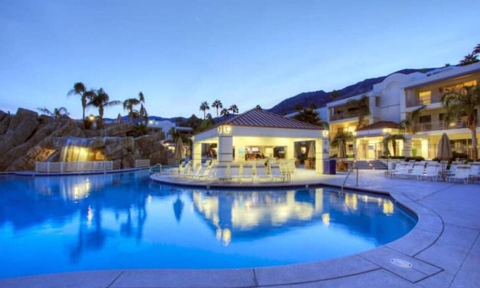 Canyon Corridor Condo | PALM CANYON PARADISE! 2 BD KITCHEN/POOLBAR