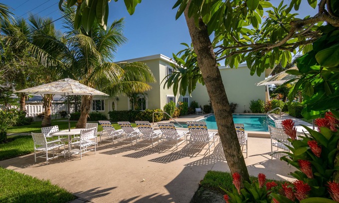Ilexhurst Condo | Palm Cay 3 2/1 Condo Pool Near White Sandy Beach Close To Dining & Shopping