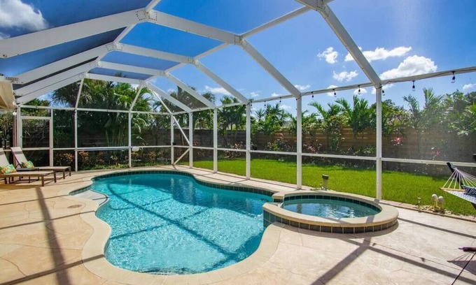 Bradenton House | Palm Tree Paradise - Pet Friendly - Min to Beaches