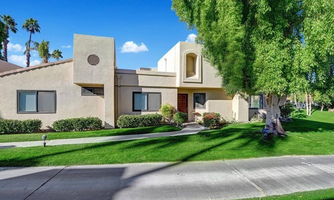 Palm Desert Condo | Palm Valley Country Club, remodeled 1647 SF, 3BD, 2BA on 18th tee, w/golf cart