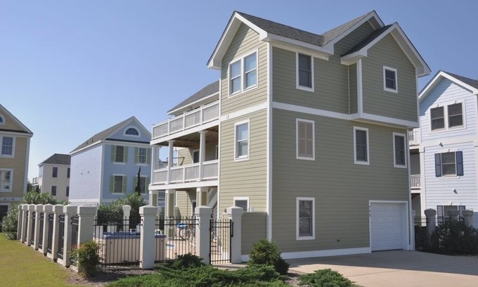 Buck Island House | Palm Vela: Park the car, enjoy your private pool and hot tub and close by restaurants and shopping.