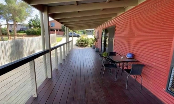 Loch Sport House | Palm View Large 4 Bedroom home walk to lake