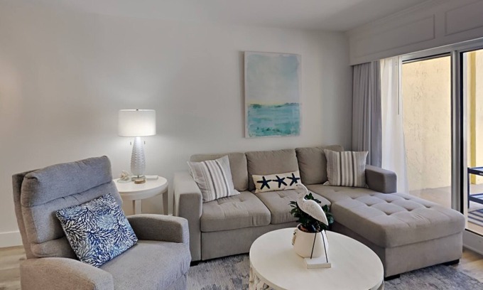 Gulf Shores Condo | Palm View | Serene Views, Cozy Interior, Near Area Fun!