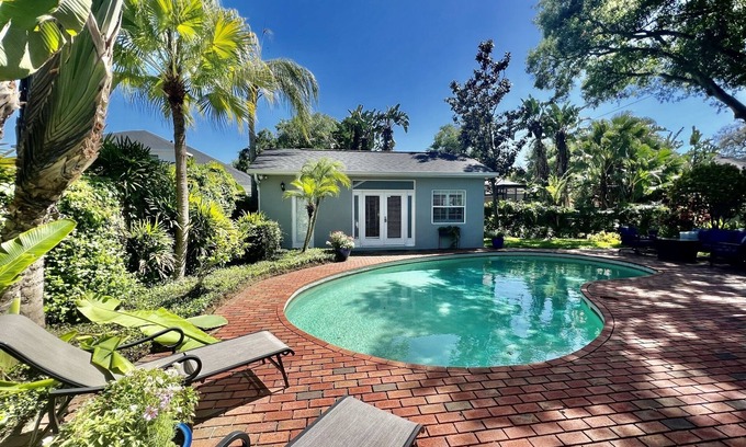 Virginia Park Apartment | Palma Ceia Poolside Cabana
