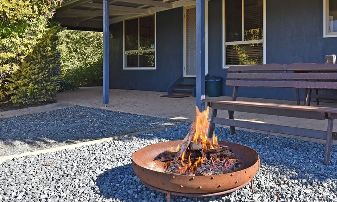 Pokolbin House | Palmers Lane Vineyard Estate and Retreat with Pool offers a large 6br home and 2br cottage