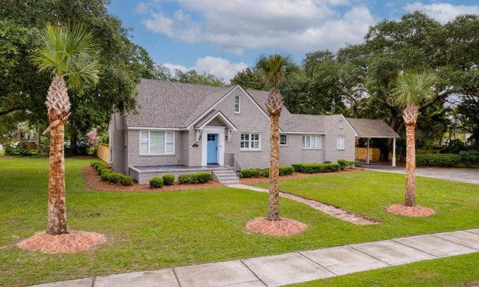Mount Pleasant House | Palmetto Grove Walk to Shem Creek Mins to Dwtn