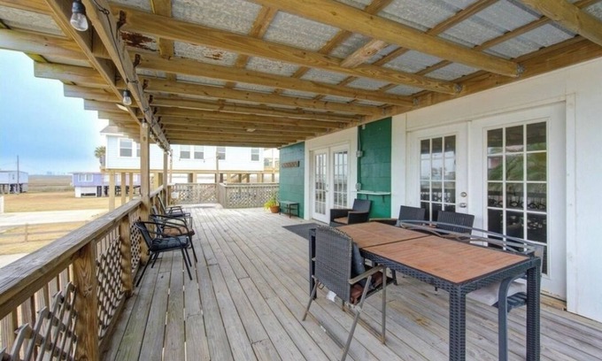 Surfside Beach House | Palms Getaway - 3/2 Surfside Beach, TX - Family Friendly and Pet Welcoming