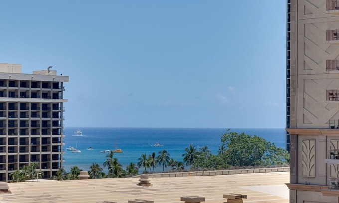 Waikiki Apartment | Palms Studio Sleeps 3 and Includes a dedicated parking spot Free!