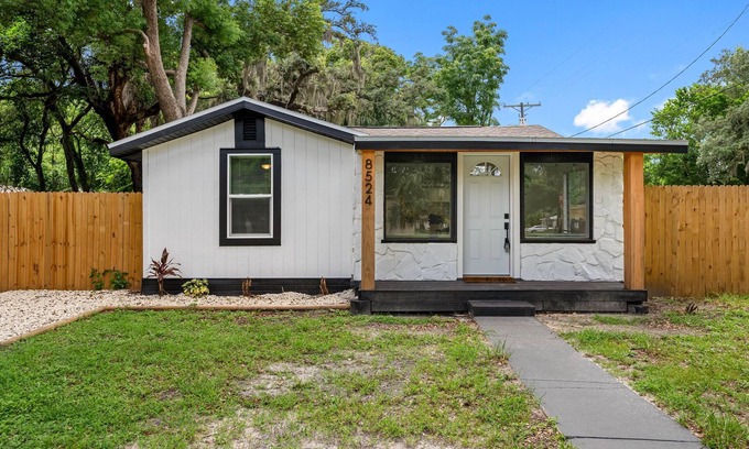 Bearss Plaza House | Palmy Paradise