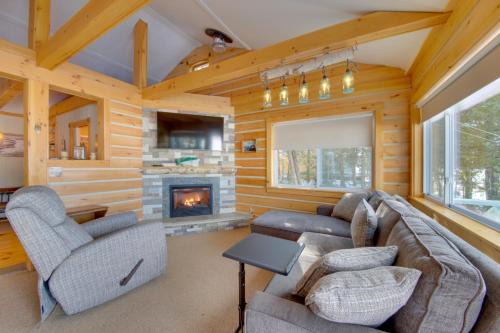 Palmyra House | Palmyra Cottage with Deck on Whites Pond!