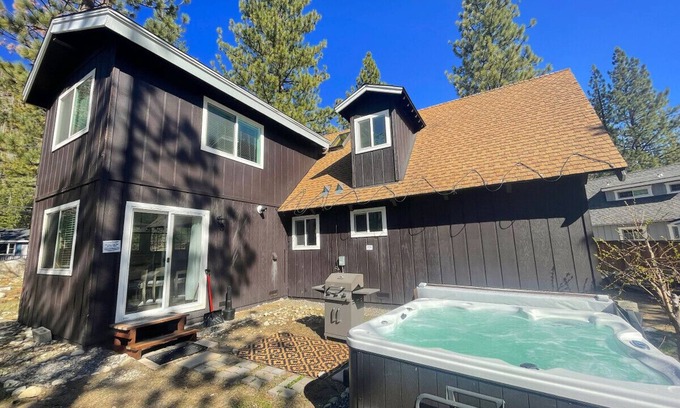 Christmas Valley House | Panorama Chalet - Hot tub + Dogs + Pool Table