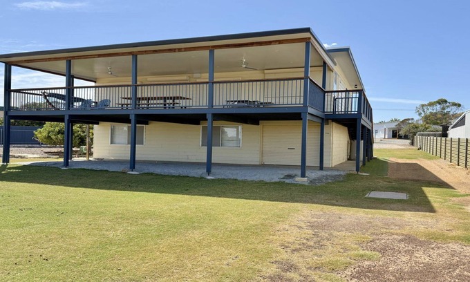 Lake Wangary House | Panorama Holiday Home on the Esplanade with big sunsets views are rare.