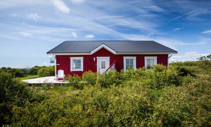 Borgarnes Cottage | Panorama mountain view, and a hot tub :)