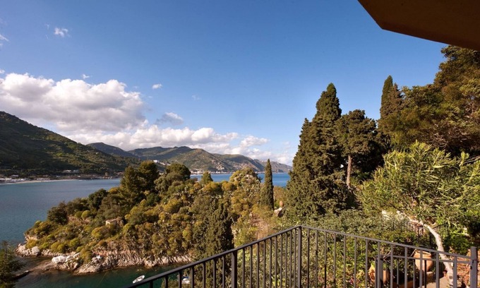 Mazzaro Villa | Panoramic apartment in Taormina with private access to the sea