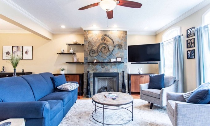 South Side Flats House | Panoramic City Views with Roof Deck |Free Parking