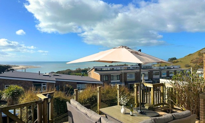Aberdovey House | Panoramic estuary views - short walk to Aberdyfi village & its beautiful beach