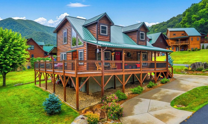 Maggie Valley Cabin | Panoramic Mountain Views/Roaming Elk/Fireplaces
