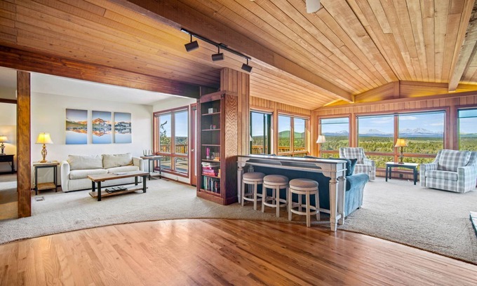 Redmond House | Panoramic Mountain & River Views. Home Plus 3 Master Suite Bungalows.A/C, Fireplace. W/D. Solitude.