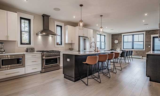 Sunday River Area Ski Chalet | Panoramic mountain view/Hot Tub/Shuffleboard/Theater room Sunday River