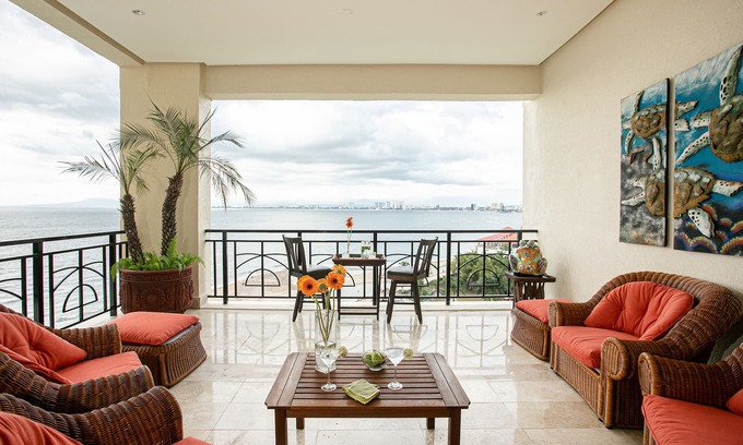 Emiliano Zapata Condo | Panoramic Oceanview, Luxury Condo 3 bd, 3bath on the beach.