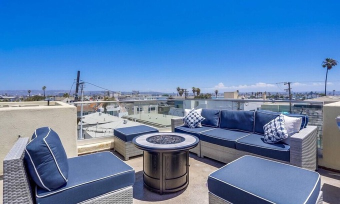Central Mission Beach Apartment | Panoramic rooftop deck with bayside and ocean views. 3 Bedrooms, 3.5 Baths.