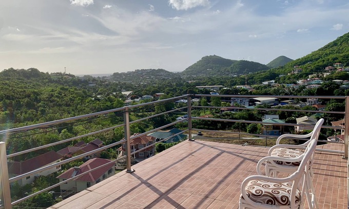 Corinthe Apartment | Panoramic view top floor apartment 10mins from Castries and Rodney Bay