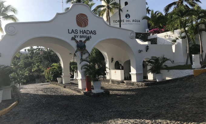Las Hadas Condo | Panoramic Views - Ambiance - Affordable