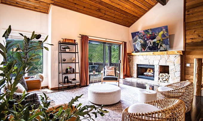 Elkhorn Village Condo | Panoramic Views! Designer`s Condo on Golf Course w/Resort Amenities