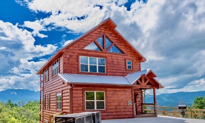 Gatlinburg - Pigeon Forge Cabin | Panoramic Views from 3 decks w/ great location near Dollywood. Family Fun spot!