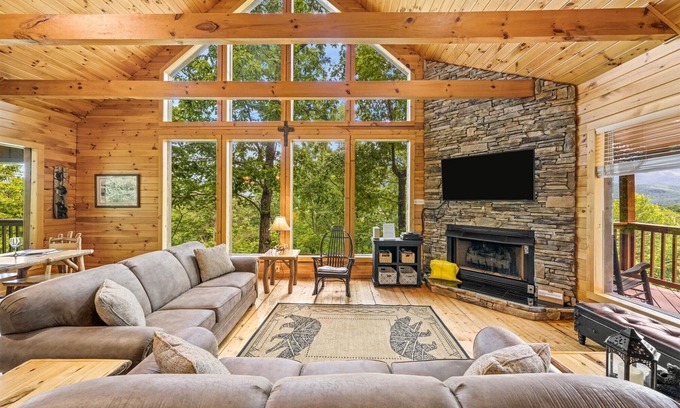 Gatlinburg - Pigeon Forge Cabin | PANORAMIC VIEWS OF GREAT SMOKY MTS. STUNNING VIEWS OF MT. LECONTE ALL YEAR