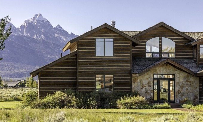 Jackson Hole House | Panoramic Views of the Teton Range Next to GTNP