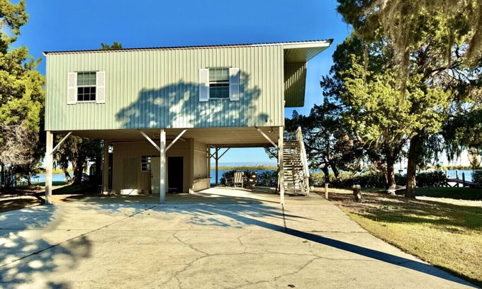 Crystal River House | Panoramic Water Views, Lg Screened SunPorch, Sleeps 6, 1DogOK