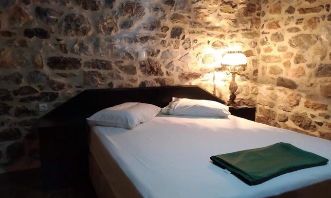 Omales House | panos stone tower