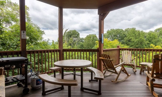 Sevierville Cabin | Papa Bear Lodge | Log Cabin | Awesome theater room
