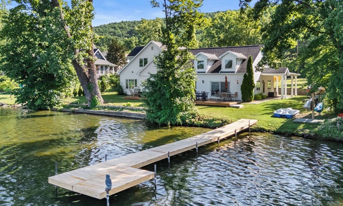 Dundee House | Papa`s Paradise: rural home on Waneta Lake with private lakefront, pool table