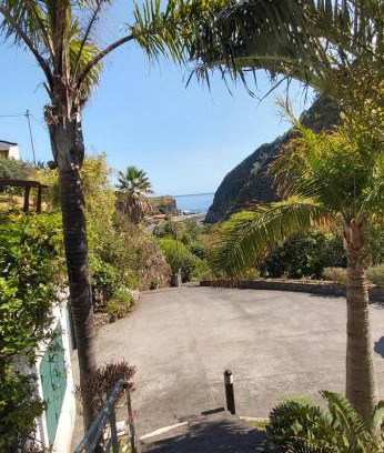 Faial House | Paraíso Resiliente