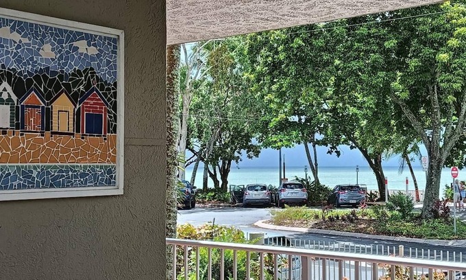Holloways Beach Apartment | Paradise at Holloways Beach - 1 bedroom apartment 15 minutes from Cairns