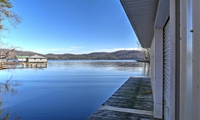 Guntersville House | Paradise Cove Cabin with Boathouse and Dock