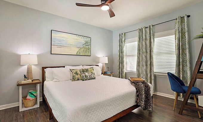 Lake Worth House | Paradise! Cozy Bungalow, Steps to Beach & Downtown