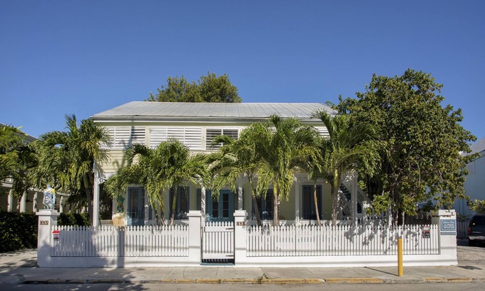 Historic Seaport House | Paradise Island suite-2 bedroom 1 bath, a block off Duval St w/pool, parking
