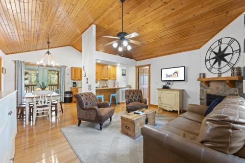 Reeds Spring Cabin | Paradise Lodge Home