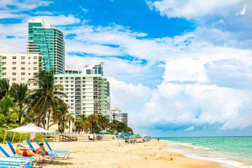 Hollywood South Central Beach Apartment | Paradise on Hollywood Beach 2 bed 2 bath