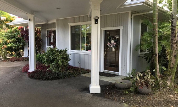 Honomu Cottage | Paradise on park like estate with beautiful ocean and mountain view