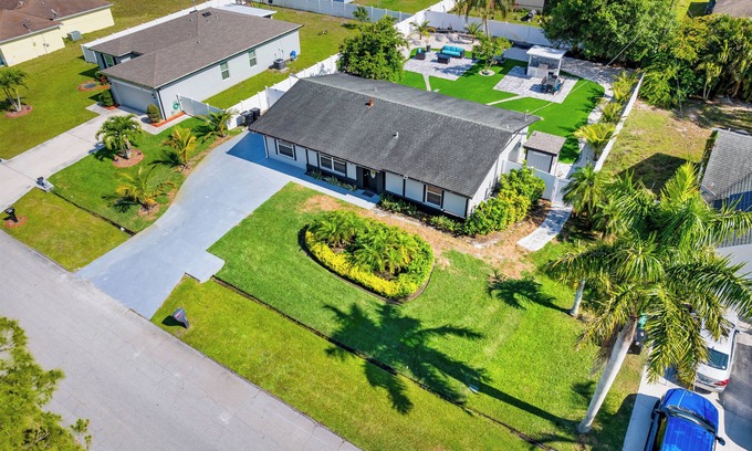 Port Saint Lucie House | Paradise on Prado great for hosting events and family gatherings.