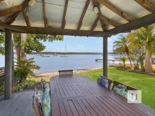 Mannering Park House | Paradise Palms