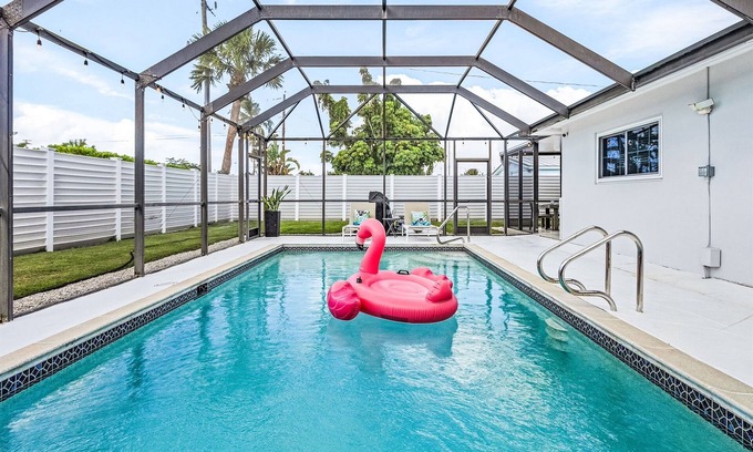Lake Park House | Paradise Pool House for 6/Chefs Kitchen/BBQ/Nr Beach/5thAve