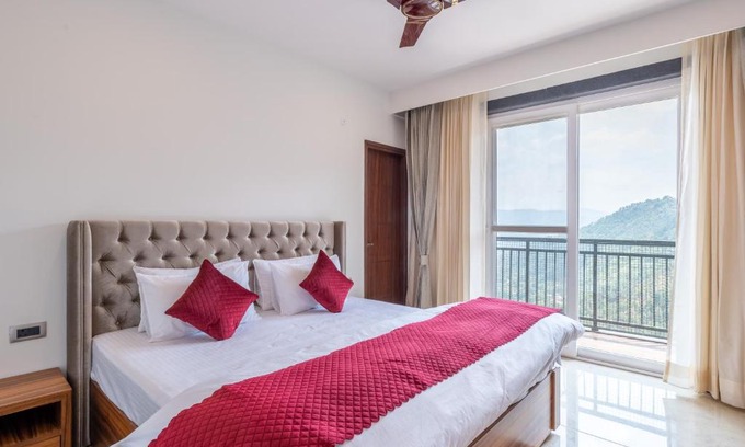Shimla Apartment | Paradise Retreat Mountain view 2bhk by Roamhome