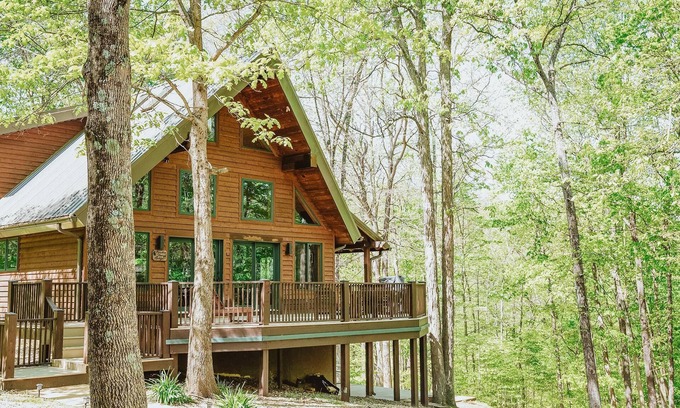 Unionville Cabin | Paradise View Log Cabin near Lake Lemon. Four bedrooms, pet-friendly!
