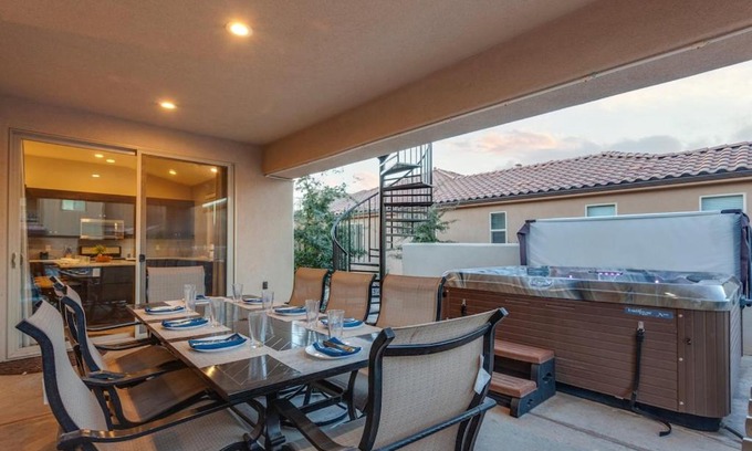 Santa Clara House | Paradise Village 111 Private Hot Tub, Fire Pit, Nintendo Switch, Ping Pong, Pickle ball Equipment, Games, and More