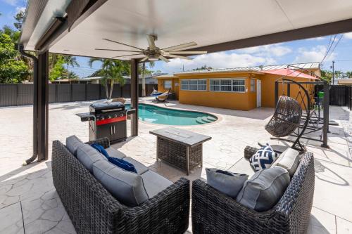 Sunrise House | Paradise with private pool Sleeps 10 near the beach